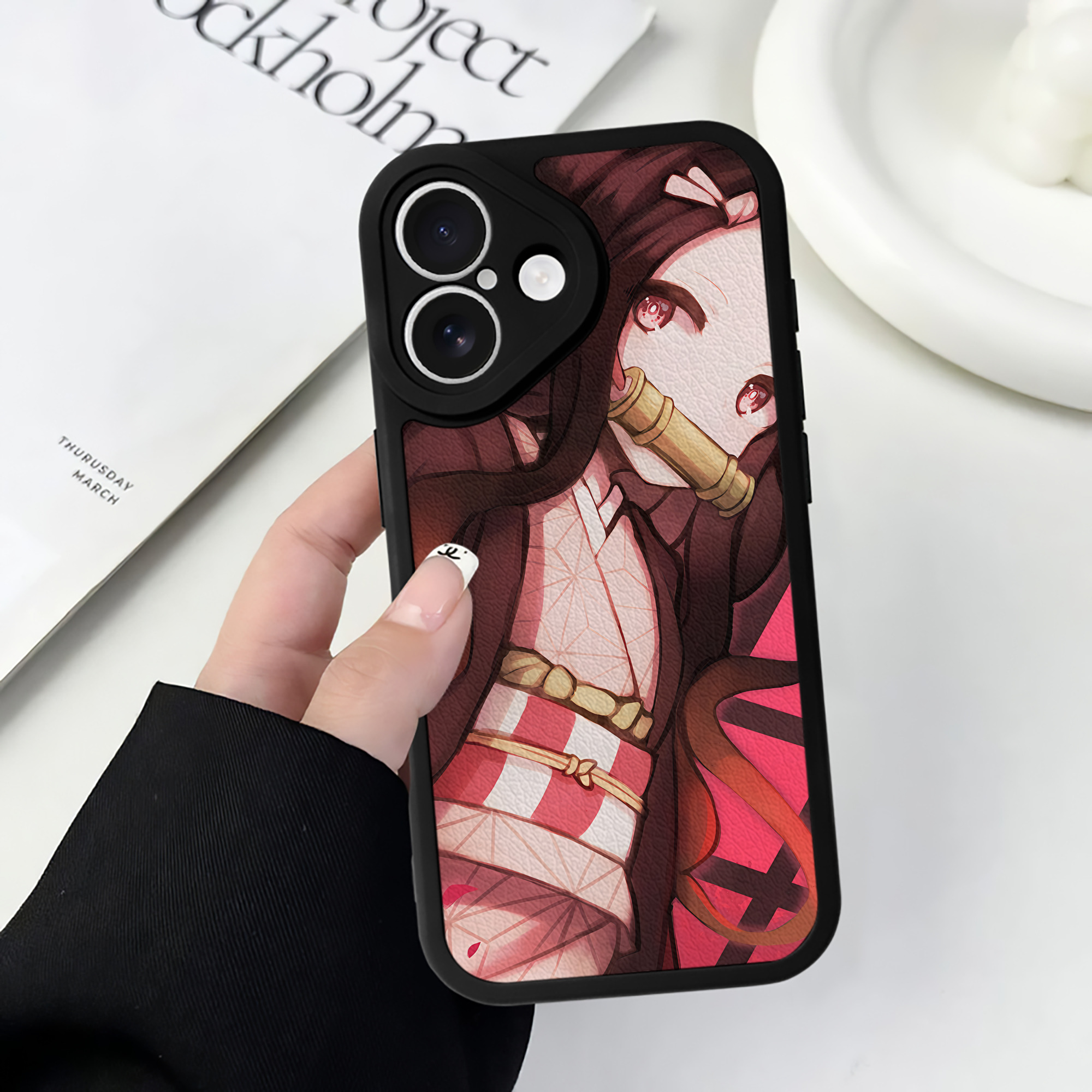 （画像用） 鬼滅の刃（きめつのやいば）竈門 禰󠄀豆子／かまど ねずこ Kamado Nezuko 【iPhone 16シリーズ対応】シリコンスマホケース（レザー調） 材質：シリコン